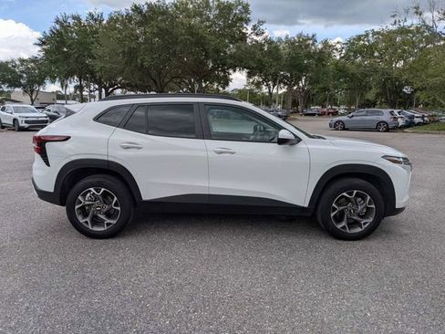 Used 2025 Chevrolet Trax LT w/ LT Convenience Package FWD image 2
