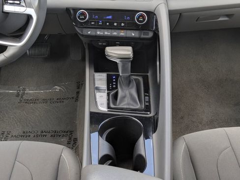 Used 2025 Hyundai Elantra SEL FWD image 21