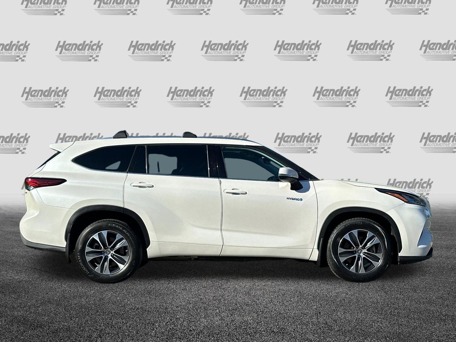 Used 2020 Toyota Highlander XLE AWD/4WD image 3