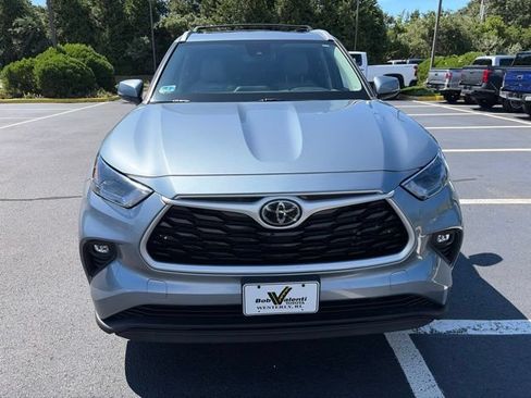 Used 2022 Toyota Highlander XLE AWD/4WD image 9