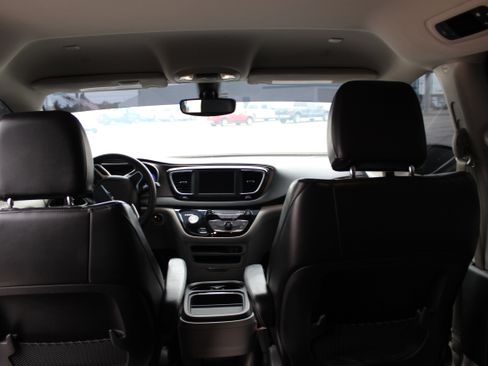 Used 2020 Chrysler Voyager Lxi image 13