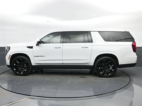 Used 2025 GMC Yukon XL Denali AWD/4WD image 5