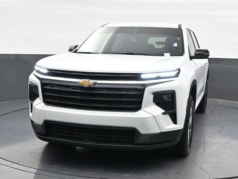 Used 2024 Chevrolet Traverse LS FWD image 9