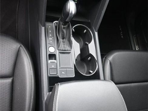 Used 2023 Volkswagen Atlas SE image 31