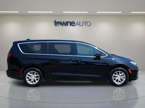 Used 2025 Chrysler Pacifica Select FWD image 7
