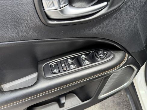 Used 2019 Jeep Compass Latitude w/ Cold Weather Group AWD/4WD image 16