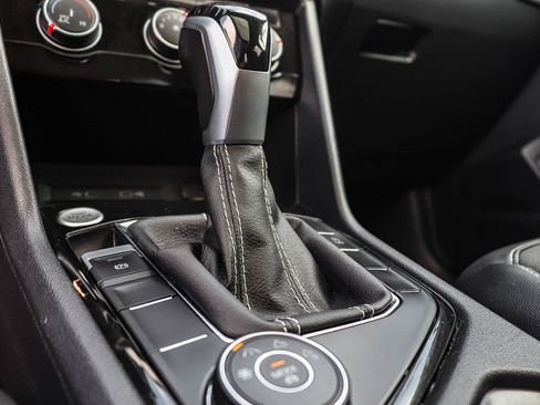 Used 2023 Volkswagen Taos SE w/ Panoramic Sunroof Package AWD/4WD image 27