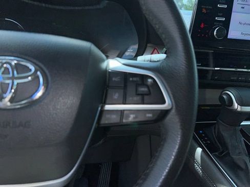 Used 2024 Toyota Sienna XLE w/ XLE Plus Package FWD image 22