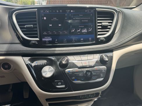 Used 2024 Chrysler Pacifica Touring-L FWD image 20