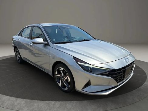 Used 2023 Hyundai Elantra SEL w/ Convenience Package FWD image 3