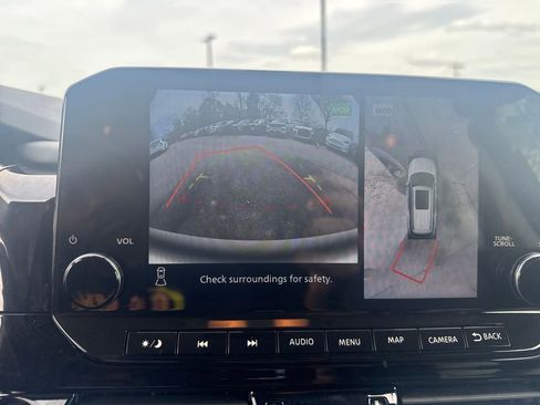 Used 2024 Nissan Pathfinder SL FWD image 18