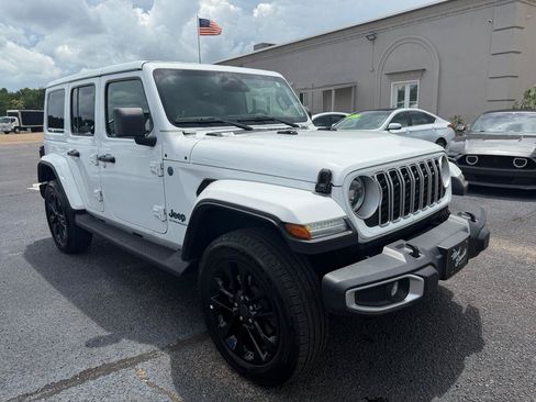 Used 2025 Jeep Wrangler Sahara AWD/4WD image 4