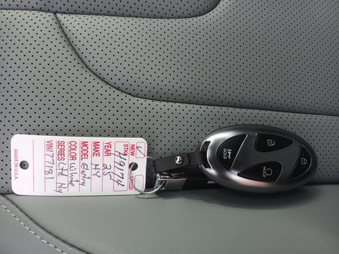 New 2025 Hyundai Elantra Limited image 30