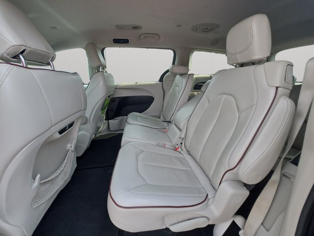 Used 2017 Chrysler Pacifica Limited w/ Advanced Safetytec Group FWD image 12