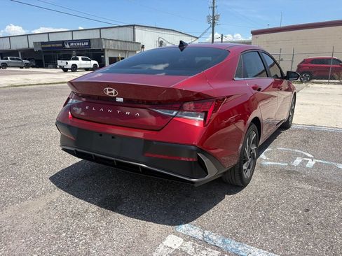 Used 2025 Hyundai Elantra SEL FWD image 3
