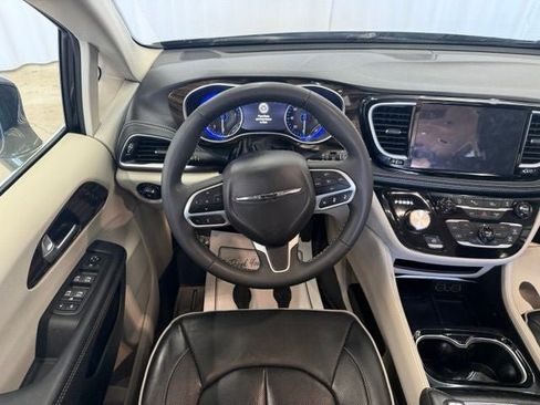 Used 2024 Chrysler Pacifica Limited FWD image 14