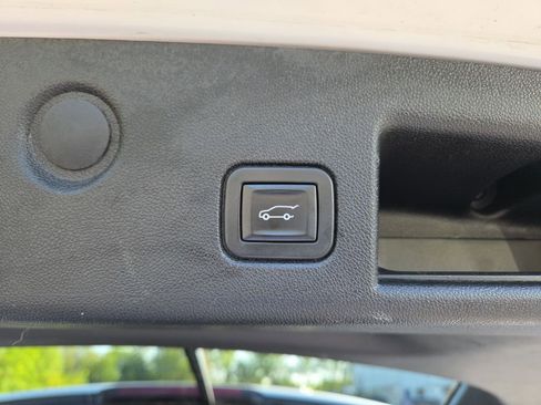 Used 2019 Chevrolet Equinox Premier image 17