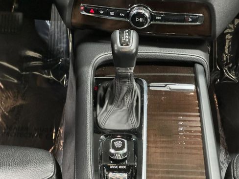 Used 2018 Volvo XC90 T6 Momentum w/ Convenience Package image 16