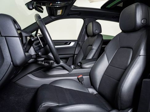 Certified 2025 Porsche Cayenne AWD/4WD image 5