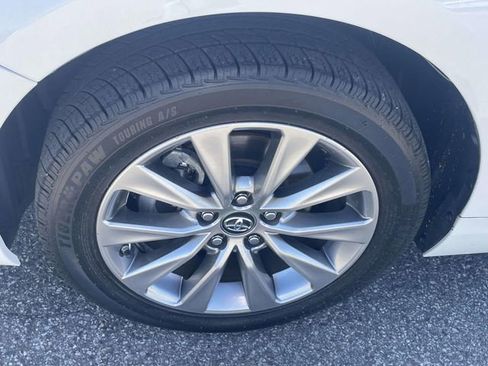 Used 2017 Toyota Camry XLE w/ Moonroof Package FWD image 11