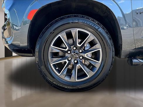 Used 2021 Chevrolet Tahoe Z71 w/ Luxury Package AWD/4WD image 8