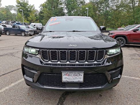 Certified 2023 Jeep Grand Cherokee Laredo w/ Luxury Tech Group I image 2