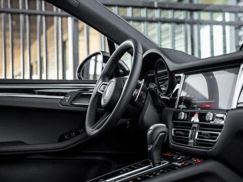 Certified 2026 Porsche Macan image 40