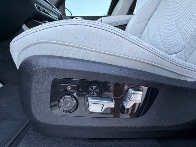 Used 2025 BMW X7 xDrive40i w/ M Sport Package AWD/4WD image 17