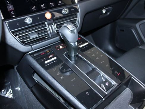 Certified 2025 Porsche Macan image 16