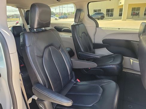 Used 2023 Chrysler Pacifica Touring-L FWD image 13