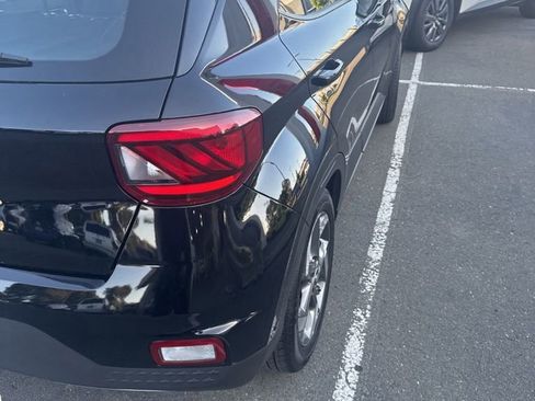 Used 2025 Hyundai Venue SEL FWD image 5