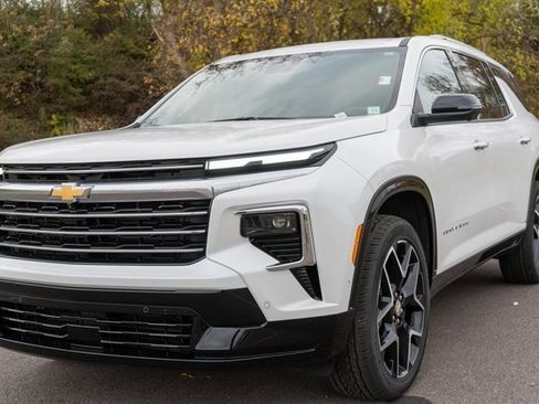 Used 2025 Chevrolet Traverse High Country image 2