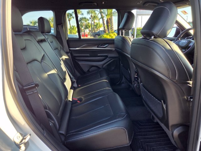 Certified 2025 Jeep Grand Cherokee Limited w/ Black Appearance Package AWD/4WD image 16