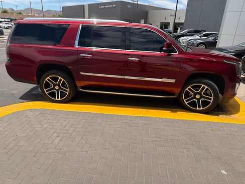 Used 2017 Cadillac Escalade ESV Luxury AWD/4WD image 4