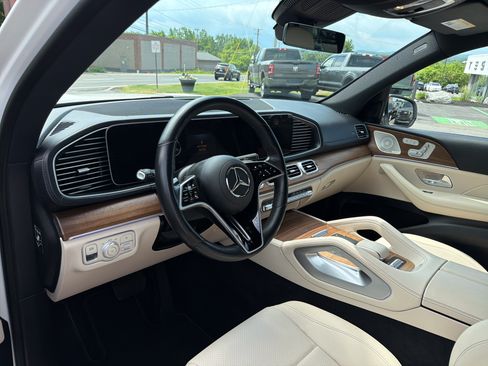 Used 2025 Mercedes-Benz GLS 450 4MATIC image 9