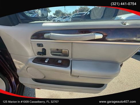 Used 2010 Lincoln Town Car Signature Limited image 32