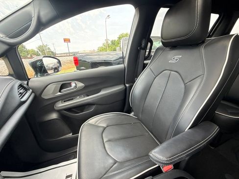 Used 2024 Chrysler Pacifica Limited w/ S Appearance Package FWD image 27