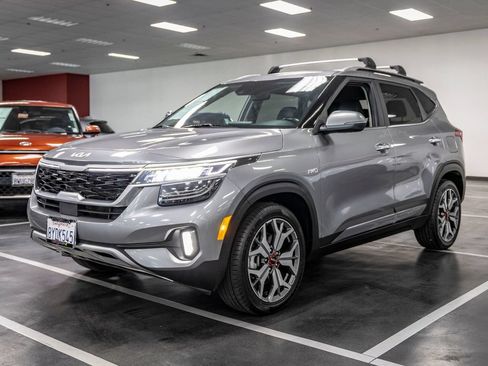Used 2022 Kia Seltos SX w/ Sunroof Package AWD/4WD image 3