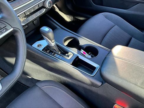 Used 2025 Nissan Altima 2.5 SV image 17