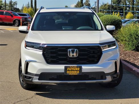 New 2025 Honda Pilot Touring image 2