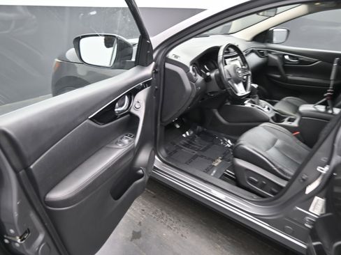 Used 2017 Nissan Rogue Sport SL w/ SL Premium Package FWD image 12