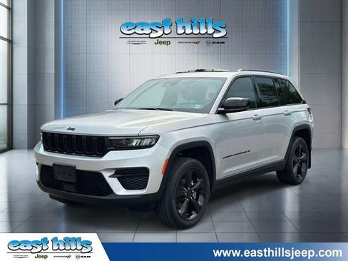 Used 2023 Jeep Grand Cherokee Altitude AWD/4WD image 6