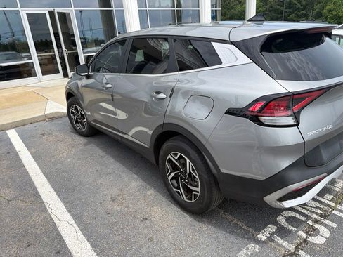 Used 2023 Kia Sportage LX AWD/4WD image 3