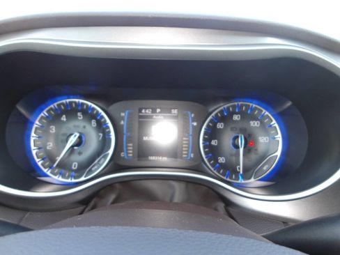 Used 2017 Chrysler Pacifica Touring-L image 12