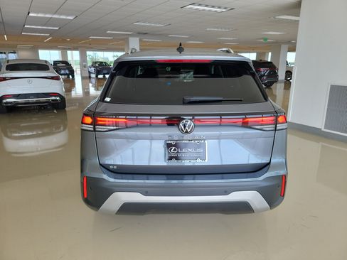 Used 2025 Volkswagen Tiguan SE FWD image 7