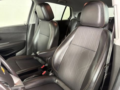 Used 2019 Chevrolet Trax LT w/ LT Convenience Package FWD image 9