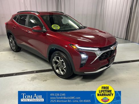 Used 2025 Chevrolet Trax LT w/ LT Convenience Package FWD image 1