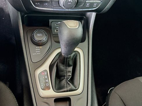 Used 2017 Jeep Cherokee Latitude image 24