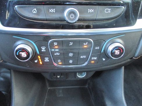 Used 2021 Chevrolet Traverse LT w/ LPO, Black Accent Package AWD/4WD image 18