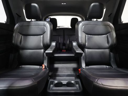 Used 2021 Ford Explorer XLT w/ Equipment Group 202A image 32